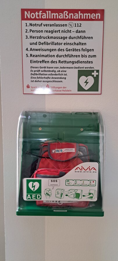 Defibrillator im Foyer des Rathauses