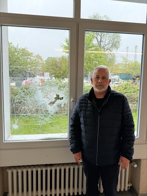 PM_Vandalismussch�den am K�kenstall auf dem Schulcampus Oldenburg in Holstein_B�rgermeister J�rg Saba vor Ort