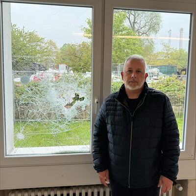 PM_Vandalismussch&auml;den am K&uuml;kenstall auf dem Schulcampus Oldenburg in Holstein_B&uuml;rgermeister J&ouml;rg Saba vor Ort
