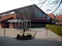 Die Sporthalle Carl-Maria-von-Weber-Straße von außen.