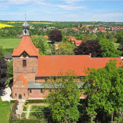 Rechts neben dem Text ist ein Foto eingefügt. Auf dem Foto sieht man eine Luftaufnahme der Sankt Johanniskirche. Sie ist gebaut mit roten Backsteinen und hat einen hohen Turm.