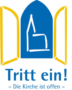 Unter dem Text ist ein Logo von der Kirche eingefügt. Auf dem Logo ist ein offenes Fenster mit Blick auf eine Kirche zu sehen und als Text ist folgende Aufforderung zu sehen: Tritt ein!