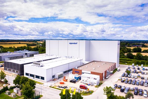 Hochregallager der Eppendorf Polymere GmbH mit den neuen Produktionshallen zur Fertigung hochwertiger Laborverbrauchsmaterialien.
