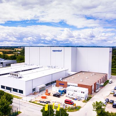 Hochregallager der Eppendorf Polymere GmbH mit den neuen Produktionshallen zur Fertigung hochwertiger Laborverbrauchsmaterialien.